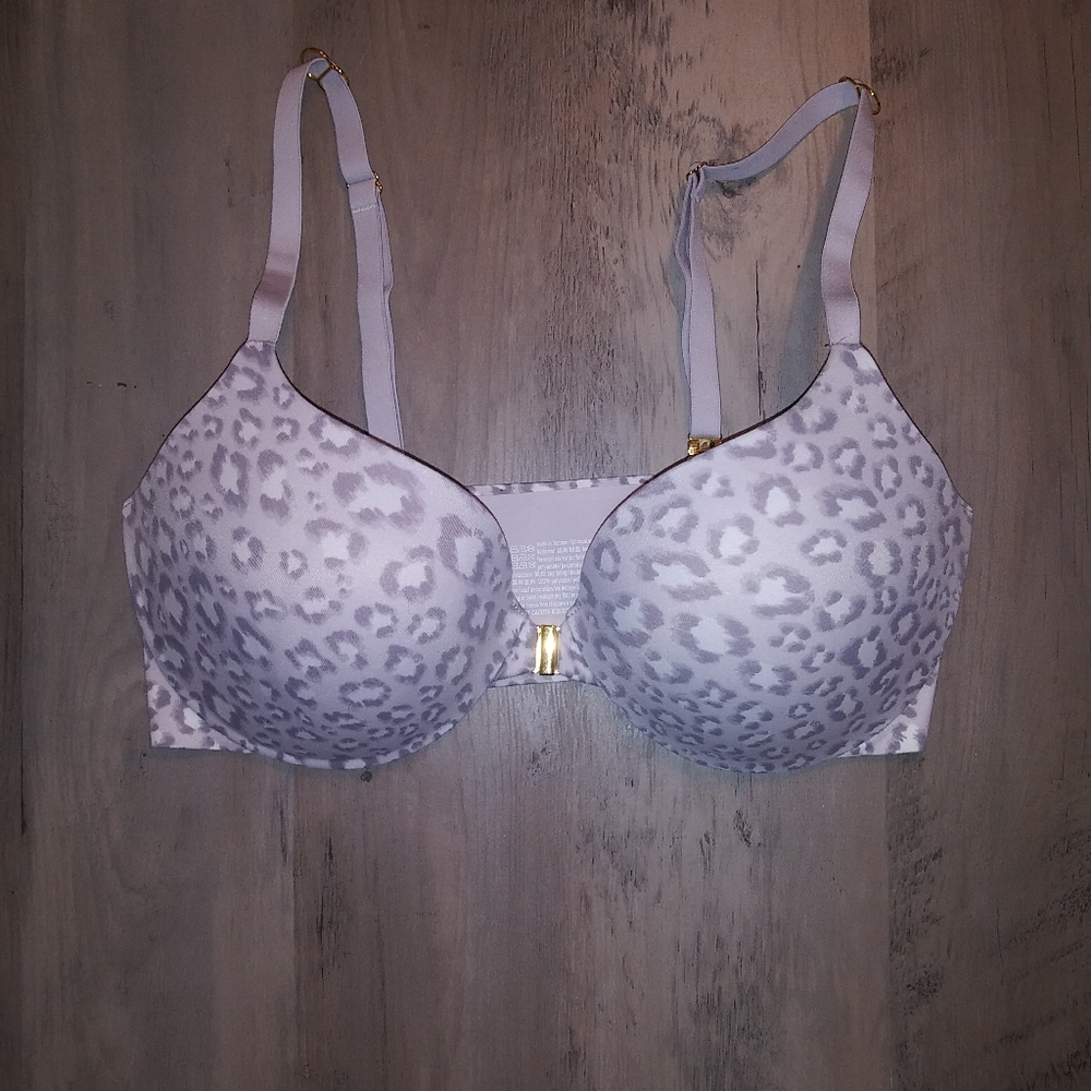 Victoria's Secret's incredible bra size 34 D